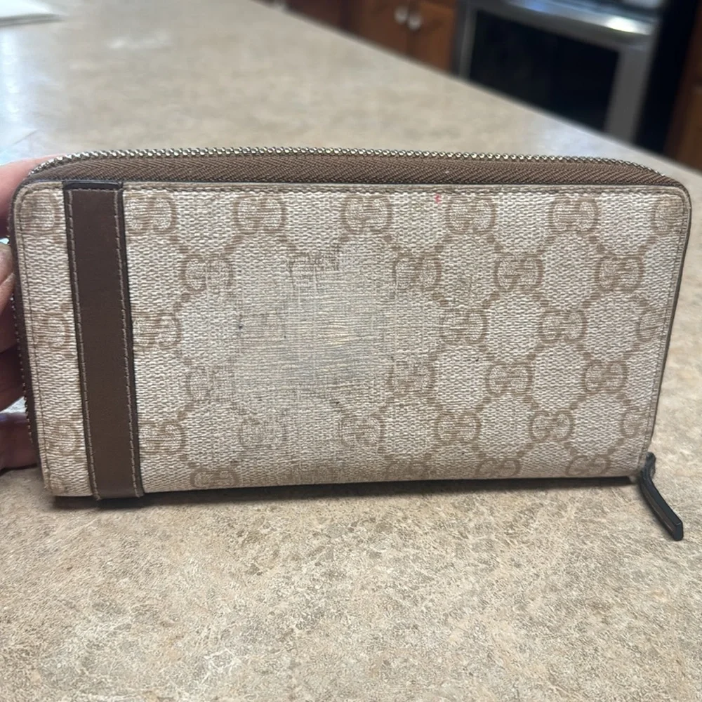 Gucci wallet, used has wear look at pictures the wear is from carrying it - Picture 2 of 6